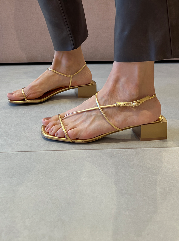 Sandálias Taina Dourado – Design Clean, Elegância Máxima