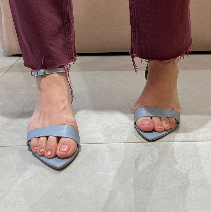 Rasteira Liane Flat Np Azul em couro e Calcanhar Fechado