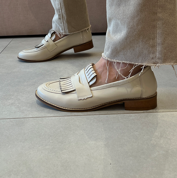 Mocassim Maura Off White: Detalhe em Franja e Couro Premium para o Inverno