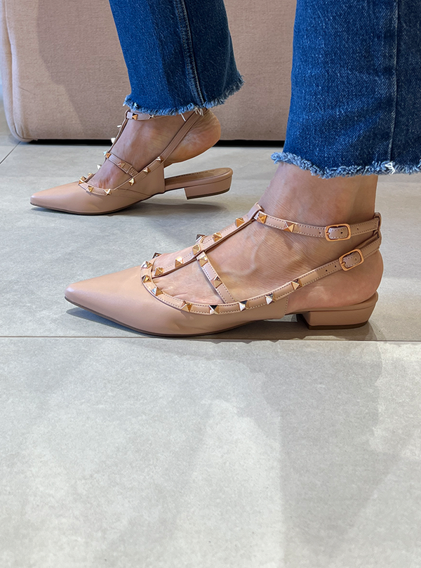 Sapatilhas Mona Flat Nude: Toque de Estilo com Pirâmides