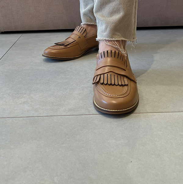 Mocassim Maura Caramelo: Detalhe em Franja e Couro Premium para o Inverno