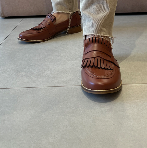 Mocassim Maura Whisky: Detalhe em Franja e Couro Premium para o Inverno