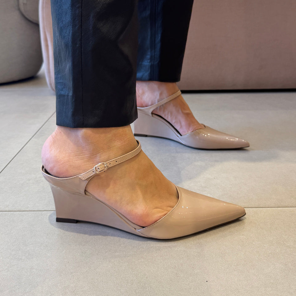 Scarpin Pamela Low Amendoa