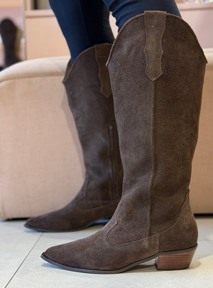 Bota Tassia Marrom