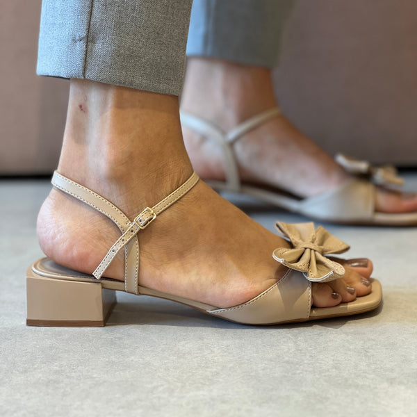 Sandálias Emilia Amendoa
